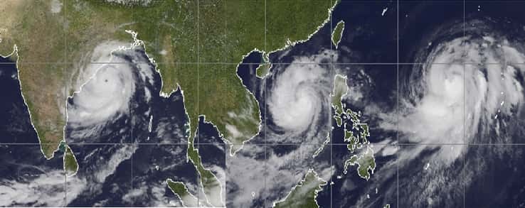 Le 12 octobre 2013, l’instrument Modis du satellite Aqua de la Nasa capturait les trois tempêtes tropicales survenues au même moment. À gauche, la tempête Phailin, au centre le typhon Nari et à droite le typhon Wipha. © Nasa