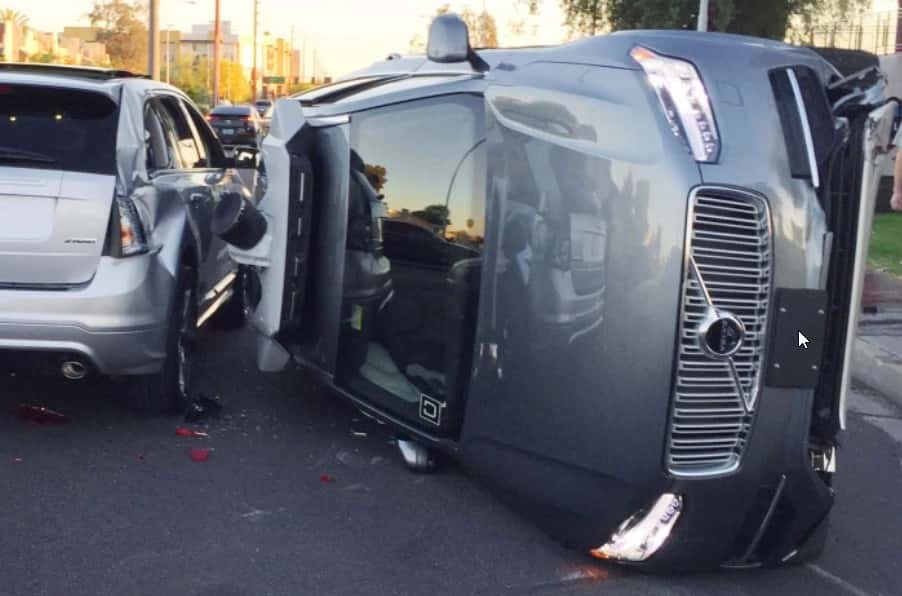 En mars 2017, une Volvo XC90 autonome d’Uber était impliquée dans un accident spectaculaire mais sans gravité. Cela se passait déjà dans la ville de Tempe, en Arizona (États-Unis). ©<em> Tempe Police Department</em>