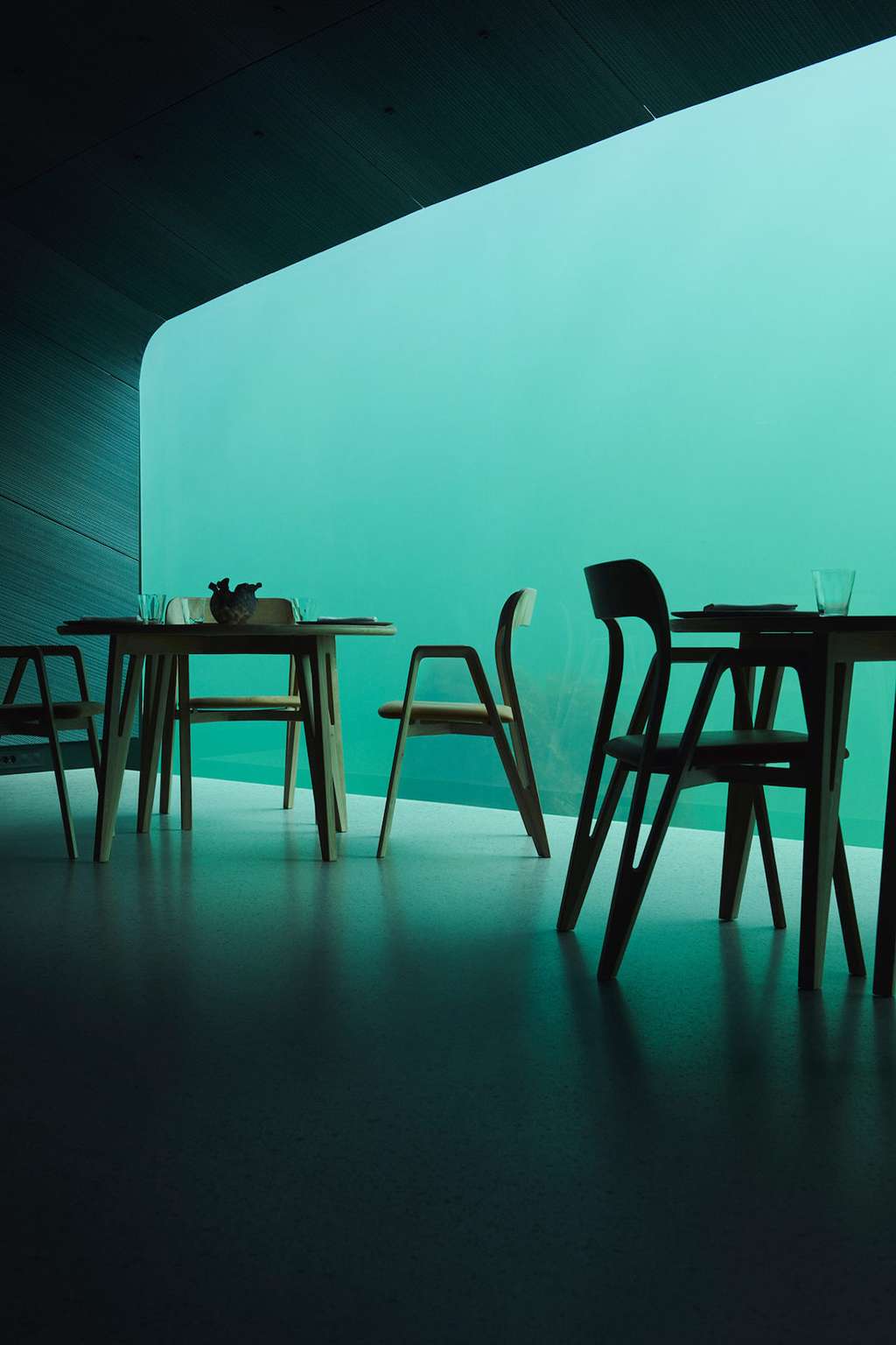 Dans la salle du restaurant « Under », un éclairage vert et bleu rappelant un environnement sous-marin naturel. © under.no