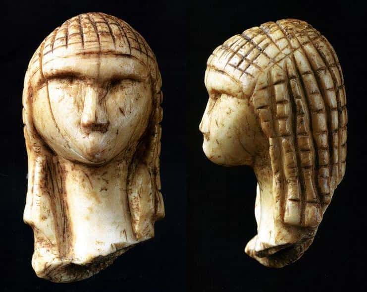 La <em>Dame de Brassempouy</em> (ou <em>Dame à la Capuche</em>) est un fragment de statuette en ivoire. Elle date de 21.000 av. J.-C. (Paléolithique supérieur) et a été retrouvée dans les Landes. C'est l’une des plus anciennes représentations réalistes de visage humain. © Jean-Gilles Berizzi et Elapied, Wikipédia, DP