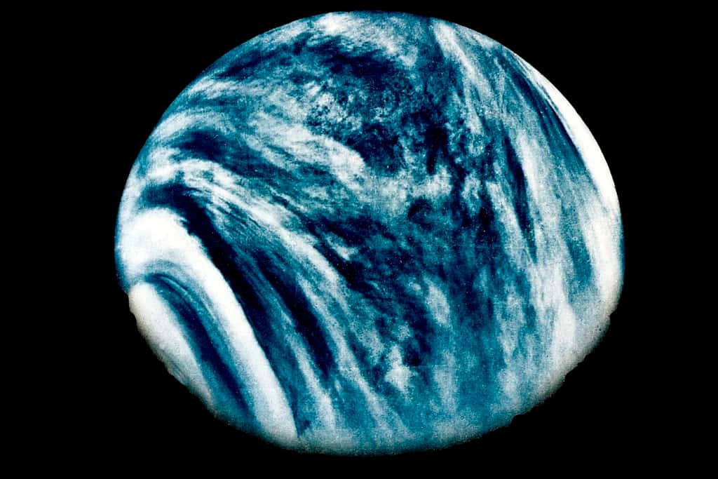 Une image en fausses couleurs prise par la sonde Mariner 10 de la Nasa dans l'ultraviolet. Des stries sombres sont bien visibles et on ne sait toujours pas les expliquer. © Nasa