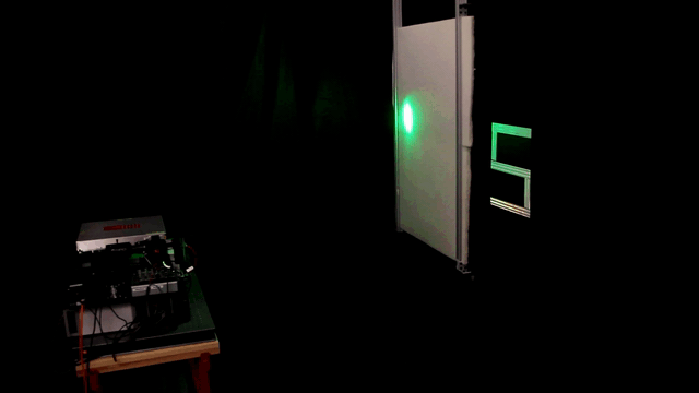 Le balayage laser en image. Les photons traversent la mousse, rebondissent sur la lettre et reviennent jusqu’au détecteur pour lui fournir les informations nécessaires à la reconstruction de l’objet caché par l’algorithme. © Stanford Computational Imaging Lab