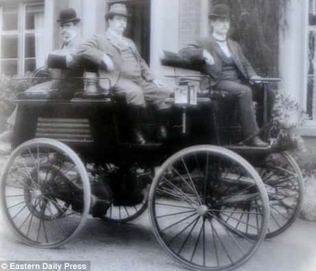 Photographie de 1884 qui présenterait la voiture électrique de l’inventeur britannique Thomas Parker. © <em>Eastern Daily Press</em>