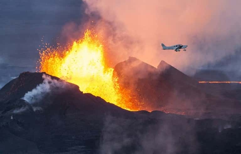  L'Islande est l'une des zones volcaniques les plus actives du globe avec pas moins de 200 volcans actifs (ou failles volcaniques) qui se réveillent tous les 4 ou 5 ans en moyenne. Photo d'un volcan en Islande, en septembre 2014. © Bernard Meric, AFP, Archives