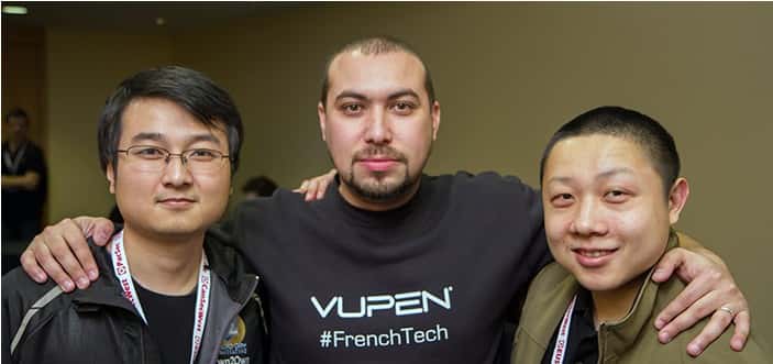 Au centre, Chaouki Bekrar, le fondateur de l’entreprise Vupen pose en compagnie de deux membres de l’équipe chinoise Keen, qui s’est attaquée avec succès au navigateur Internet Safari d’Apple. Pour sa part, Vupen a battu le record de gains lors du concours Pw2Own 2014 en récoltant 400.000 dollars. © Pwn2Own, HP