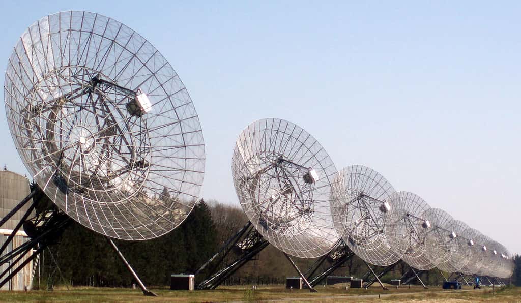 À l’aide du <em>Westerbork Synthesis Radio Telescope</em> (WSRT), les astronomes de l’Institut néerlandais de radioastronomie (Pays-Bas) espéraient localiser FRB 180814.J0422+73 (R2), mais celui-ci semble avoir mystérieusement disparu. © Onderwijsgek, Wikipedia, CC by-sa 2.5 nl