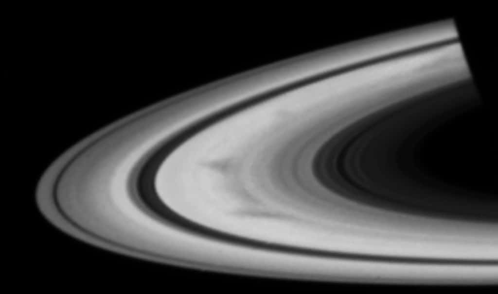Les <em>« spokes »</em> de Saturne sont des phénomènes transitoires qui tournent avec les anneaux de la planète géante. Ces ombres semblent petites, mais elles s’étendent toutes sur des distances qui dépassent le diamètre de la Terre. © Nasa, Amy Simon (Nasa-GSFC), Joseph DePasquale (STScI)
