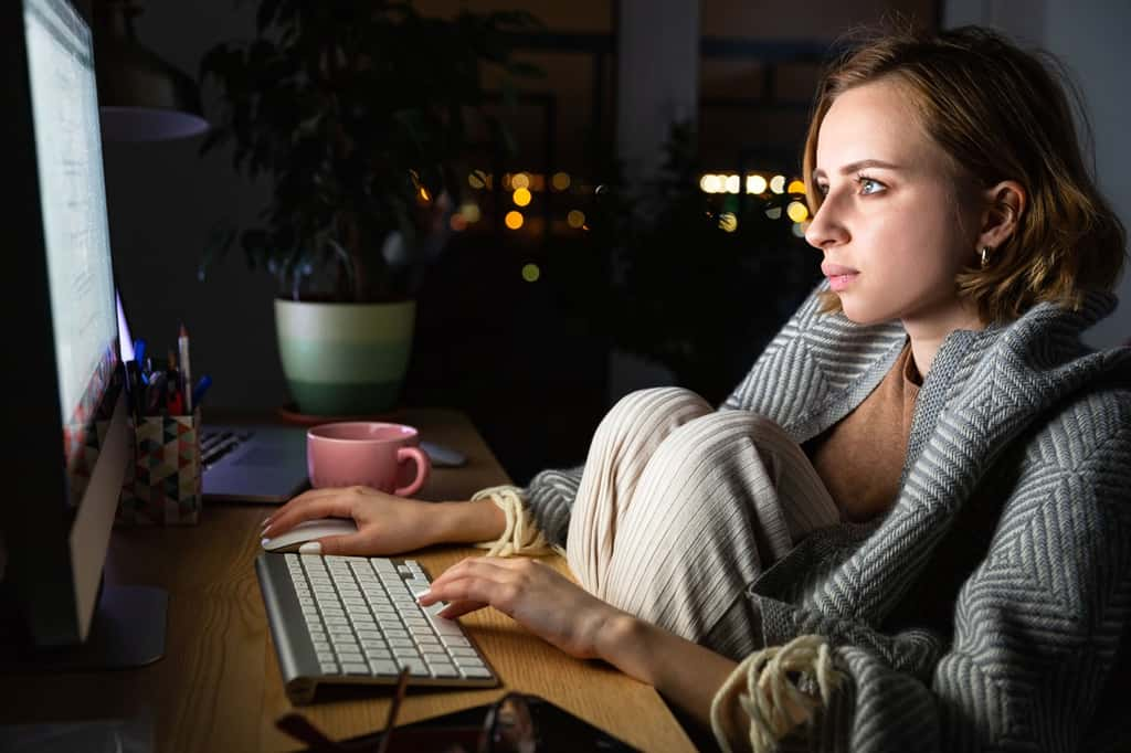 Une jeune femme devant son ordinateur en pleine nuit © Tard-DimaBerlin, shutterstock.com