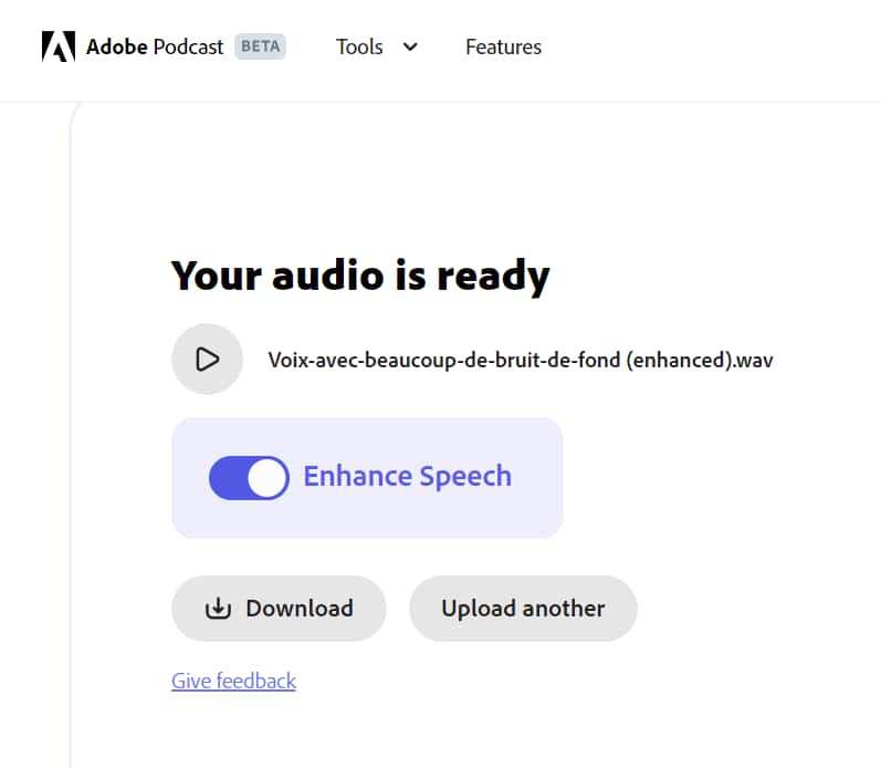  Le fichier audio qui a été soumis à Adobe Podcast AI apparaît avec la mention « <em>Enhanced »</em> (amélioré). © Adobe