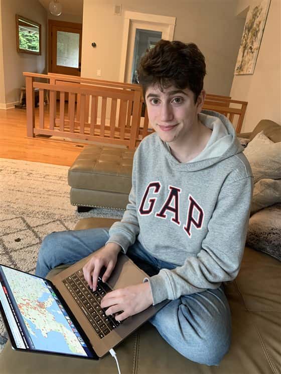 À 17 ans, Avi Schiff­mann, autodidacte en informatique, crée un site pour suivre l'évolution du coronavirus et sur lequel se connectent des millions de gens. © Avi Shiffmann, Today