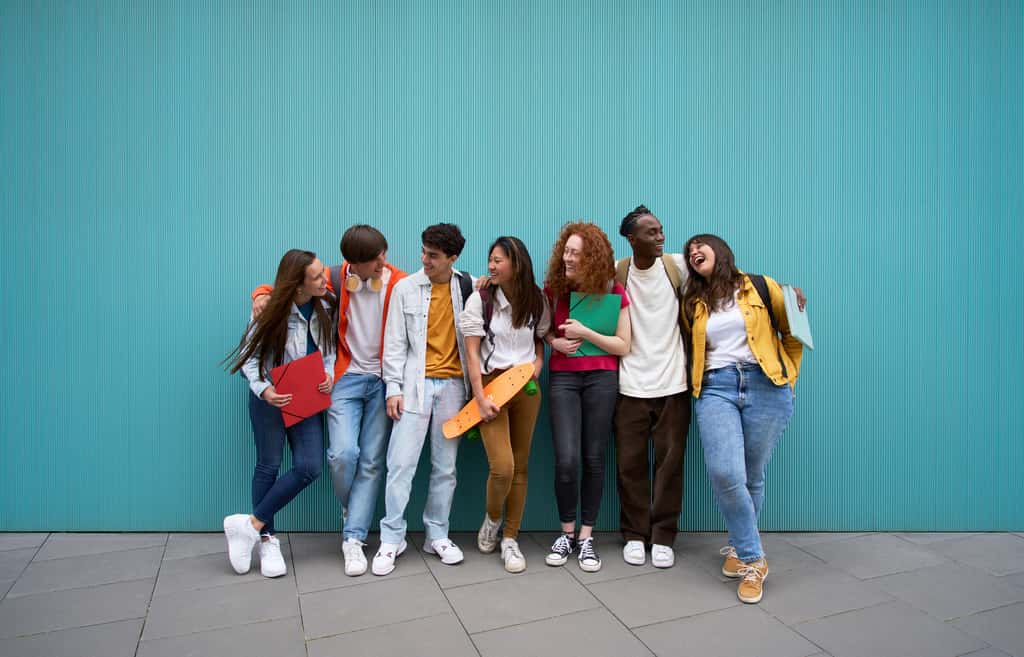 À l'adolescence, les capacités de socialisation seraient supérieures à nos croyances, bien que la cognition sociale soit à maturation plus tardive. © Carlos Barquero, Adobe Stock
