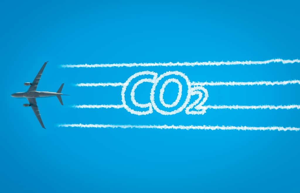 Le premier objectif à court terme du secteur aéronautique est de réduire son empreinte carbone en limitant au maximum le rejet de CO<sub>2</sub> dans l’atmosphère. © tanaonte, Adobe Stock