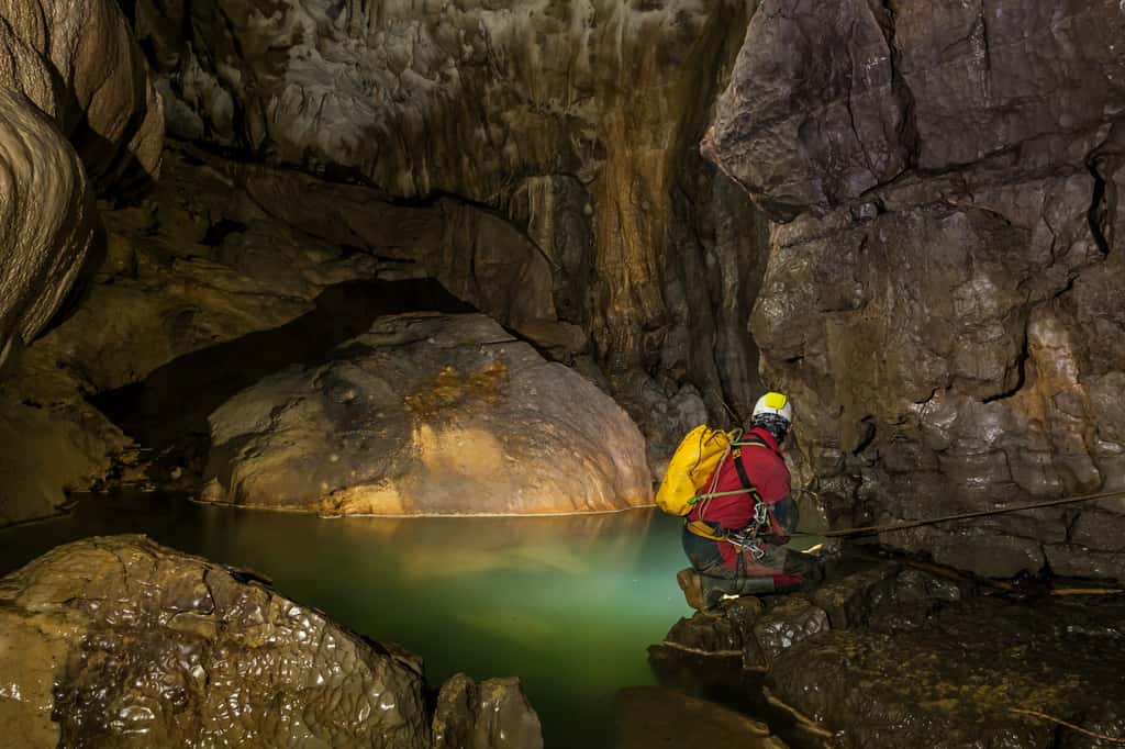 En survolant la Grotte de la Salamandre en dirigeable, vous avez l’opportunité de contempler ce site d’exception dans toute sa splendeur © maurizio maffei, Adobe Stock