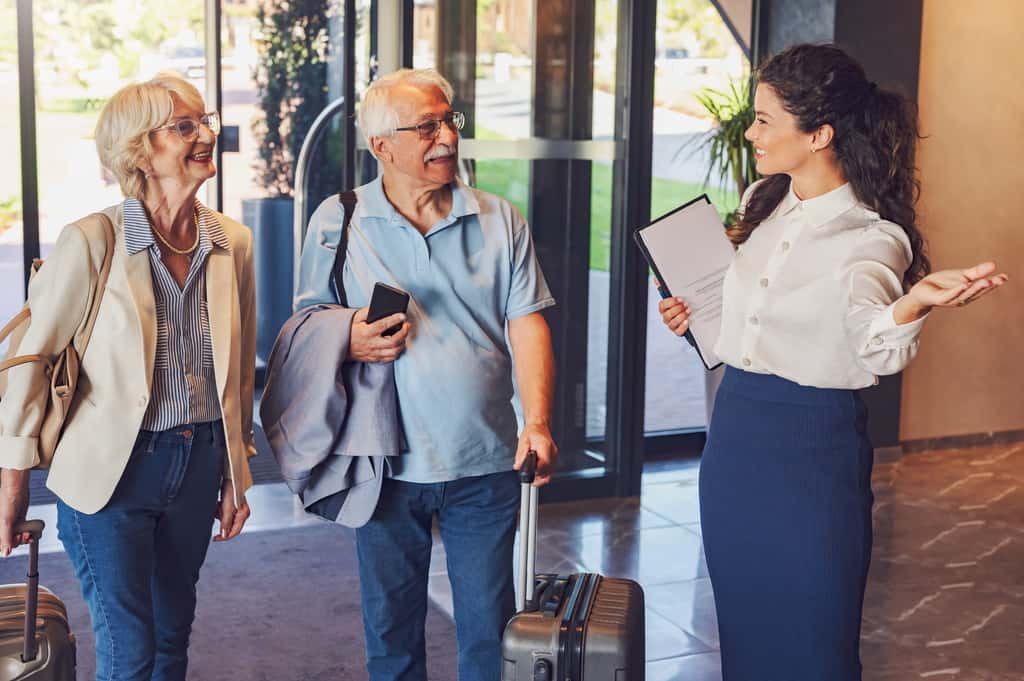 L'agent d'accueil est souvent le premier contact entre son entreprise et les clients. Il se doit d'avoir une bonne présentation, une bonne élocution et d'être d'une grande courtoisie pour accueillir et guider les visiteurs. © lordn, Adobe Stock.