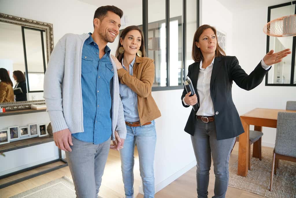 L'agent immobilier organise les visites de maisons, d'appartements ou de locaux professionnels à partir des critères définis par ses clients et en fonction de leur budget. © goodluz, Adobe Stock.
