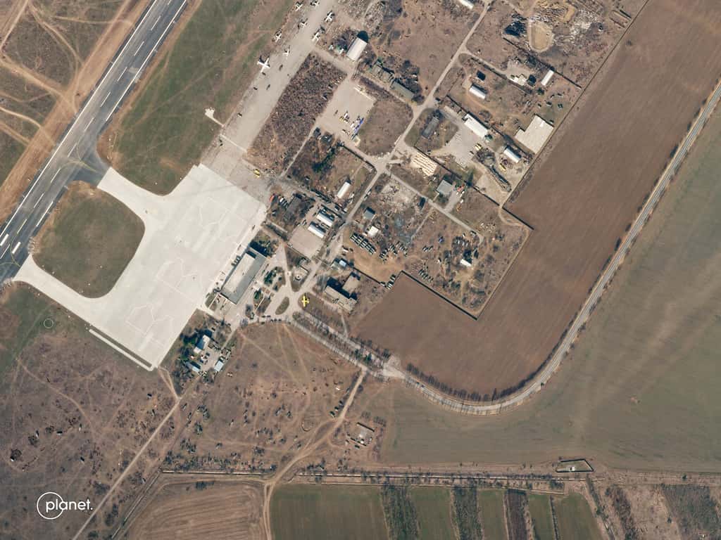L'aéroport de Kherson est tombé aux mains des militaires russes, tout comme la ville de Kherson. Transformé en base militaire, cet aéroport a été attaqué le 15 mars par les forces ukrainiennes. Ces trois images satellitaires ont été acquises le 28 février, 15 et 16 mars. © 2022 Planet Labs PBC
