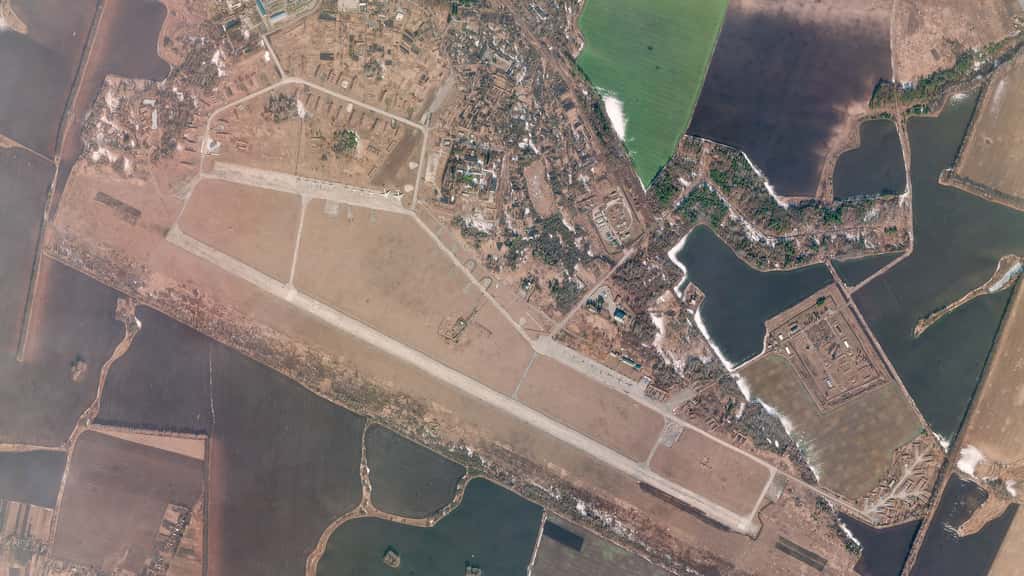 La base aérienne de l'armée de l'air ukrainienne à Ozerne, dans l'oblast de Jytomyr, photographiée le 20 février avant que la Russie décide d’attaquer et d’envahir l’Ukraine. © 2022 Planet Labs PBC