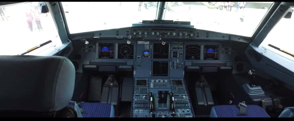 Le poste de pilotage d’un Airbus A350. L’ordinateur de bord est l’ange gardien du pilote. Il corrige ses actions et l’empêche de mettre l’appareil en danger. © Sylvain Biget, tous droits réservés