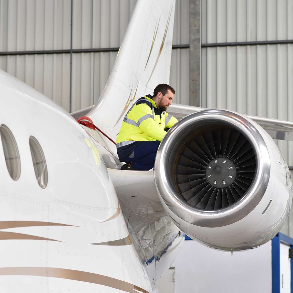 L’ajusteur-monteur aéronautique peut être amené à se déplacer chez un client pour effectuer des réparations ou des opérations de maintenance. © industrieblick, Fotolia.