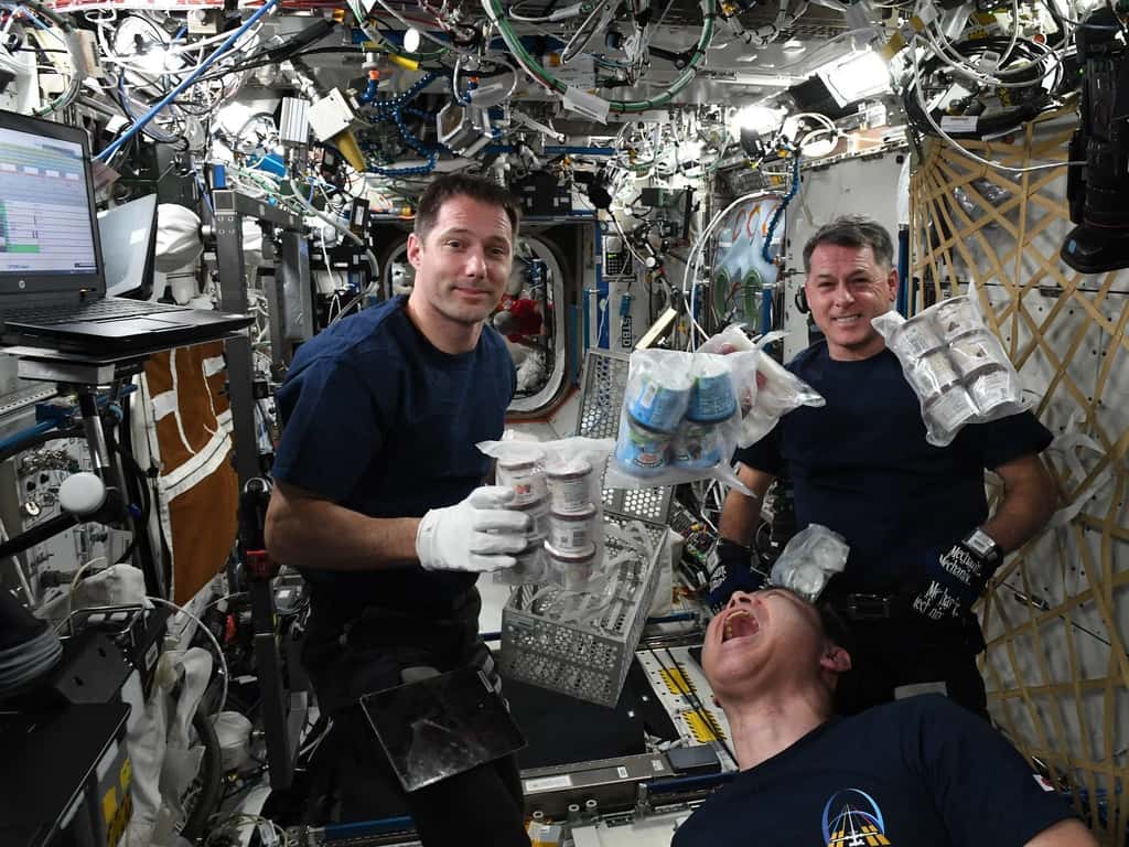 Livraison de crèmes glacées dans l'ISS ! Distribution entre Thomas Pesquet, Shane Kimbrough (Nasa) et Aki Hoshide qui se jette littéralement dessus ! © Thomas Pesquet, ESA