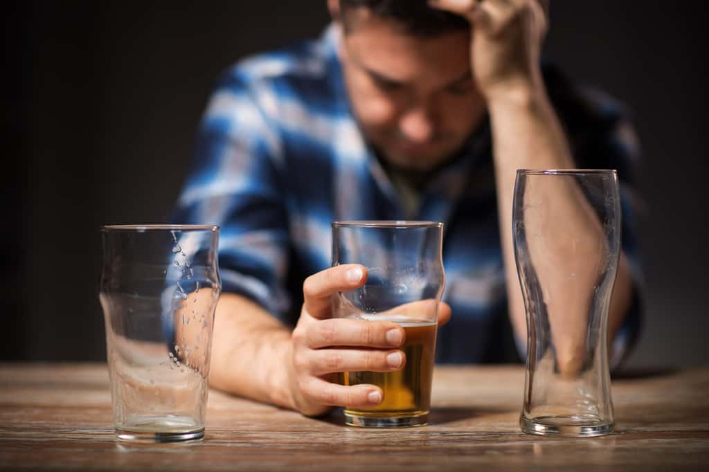 La consommation excessive d'alcool est néfaste y compris dans le domaine de la sexualité causant des troubles de l'érection ou des éjaculations précoces. © Syda Productions, Adobe Stock