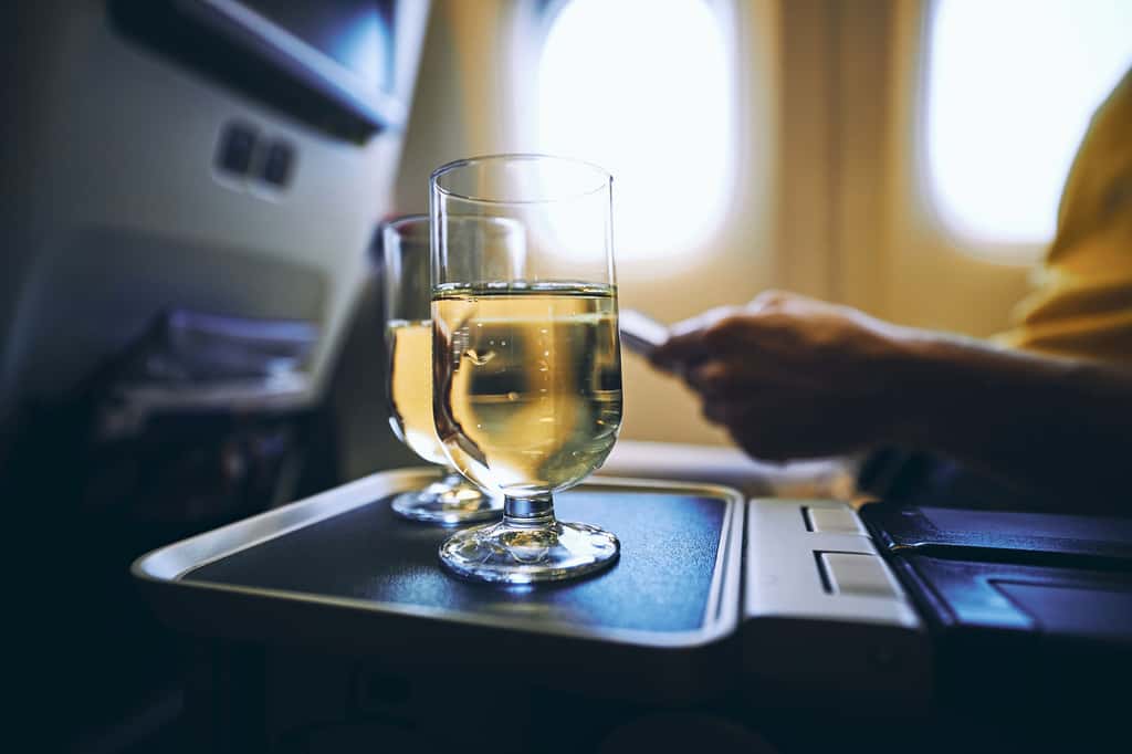 La consommation d'alcool en vol peut effectivement aggraver les effets de l'hypoxie hypobare sur le sommeil, la saturation en oxygène dans le sang et la fréquence cardiaque. © Chalabala, Getty Images