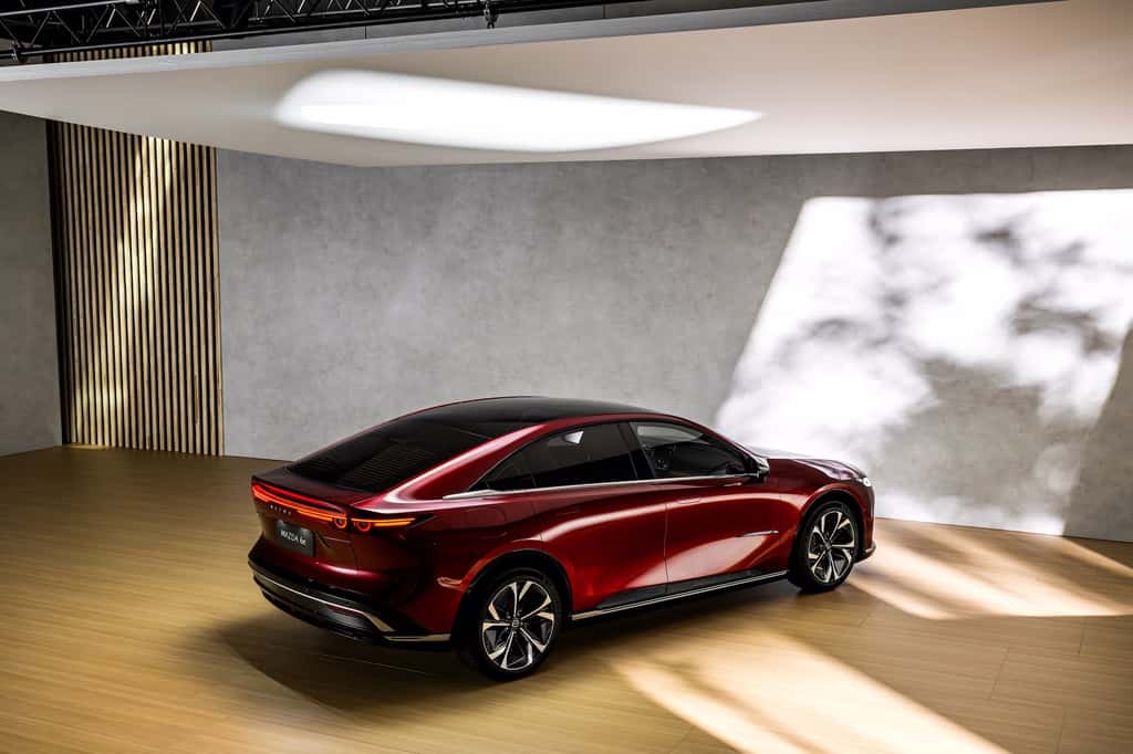 La nouvelle Mazda6e affiche une autonomie qui peut atteindre 552 km WLTP dans sa version Grande Autonomie. © Mazda