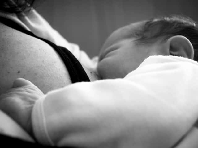 L’allaitement influence le développement de la flore intestinale du bébé. © Daniel Peinado, Flickr, CC by 2.0