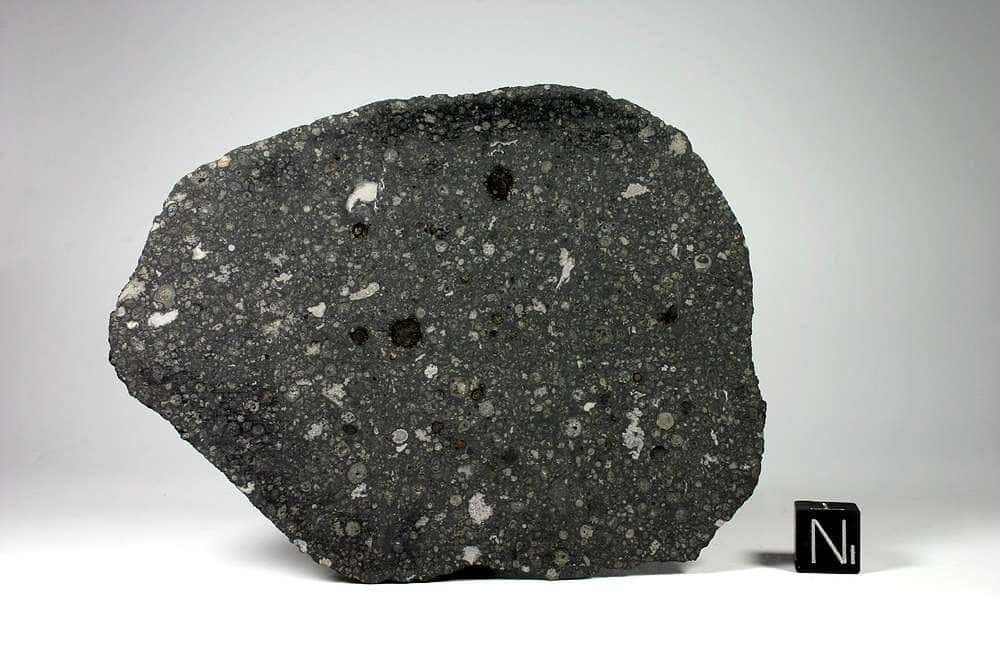 Une coupe d'un échantillon de la météorite d'Allende. © Matteo Chinellato, cc by sa 3.0, Wikipédia
