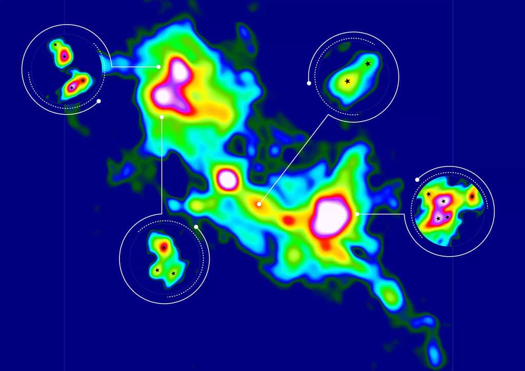 Image en fausses couleurs de la région de formation d'étoiles massives G333.23–0.06 à partir de données obtenues avec l'observatoire radio Alma. Le nord est à gauche. Les encadrés montrent les régions dans lesquelles Li et al. ont pu détecter plusieurs systèmes de protoétoiles. Les symboles d'étoiles indiquent l'emplacement de chaque étoile nouvellement formée. L’image couvre une région de 0,62 sur 0,78 année-lumière (qui, dans le ciel, ne couvre que 7,5 fois 9,5 secondes d’arc). À titre de comparaison, si vous regardez le ciel avec un pouce tendu, l'angle de vue est d'environ deux degrés. Un degré correspond à 3 600 secondes d'arc. © S. Li, MPIA, J. Neidel, Département Graphique MPIA ; données : Observatoire Alma