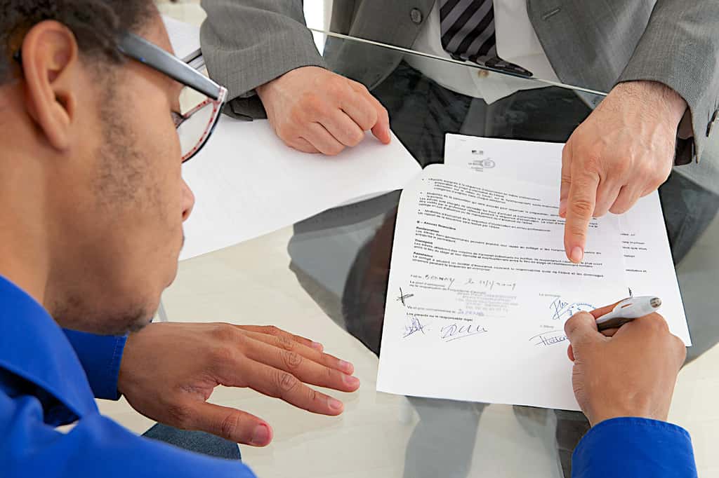 La recherche d'un contrat d'apprentissage équivaut à la recherche d'un emploi. Soyez donc sérieux dans vos candidatures et soignez votre CV et votre lettre de motivation. © JPC-PROD, Adobe Stock