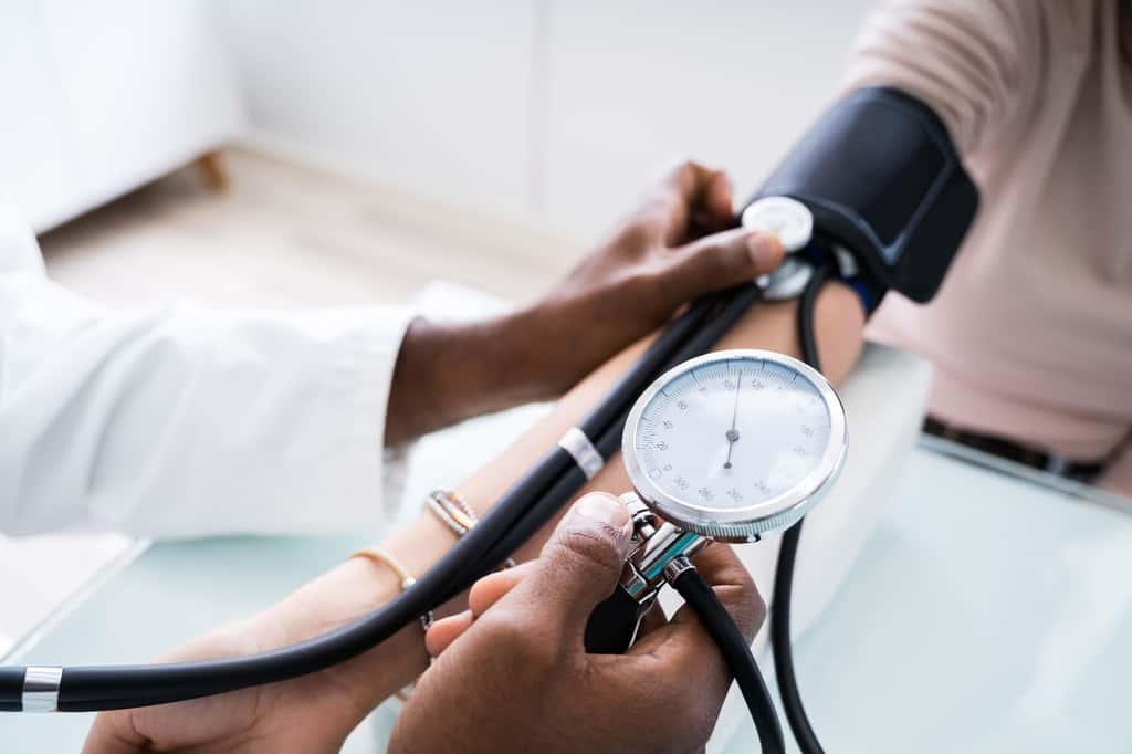  Traiter l'hypertension artérielle en continu, à mesure du vieillissement, permettrait de réduire le risque de maladie d'Alzheimer, selon une étude. © Andrey_Popov, Shutterstock.com