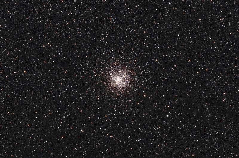 Une vue de l'amas globulaire Messier 62. Large de moins d’une centaine d’années-lumière, M62 se trouve dans la constellation d'Ophiuchus, à environ 22.000 années-lumière du Soleil. On pense maintenant qu'il contiendrait un trou noir stellaire, ce qui viendrait contredire les théories sur l'évolution et la structure des amas globulaires. © <em>Texas Tech University</em>