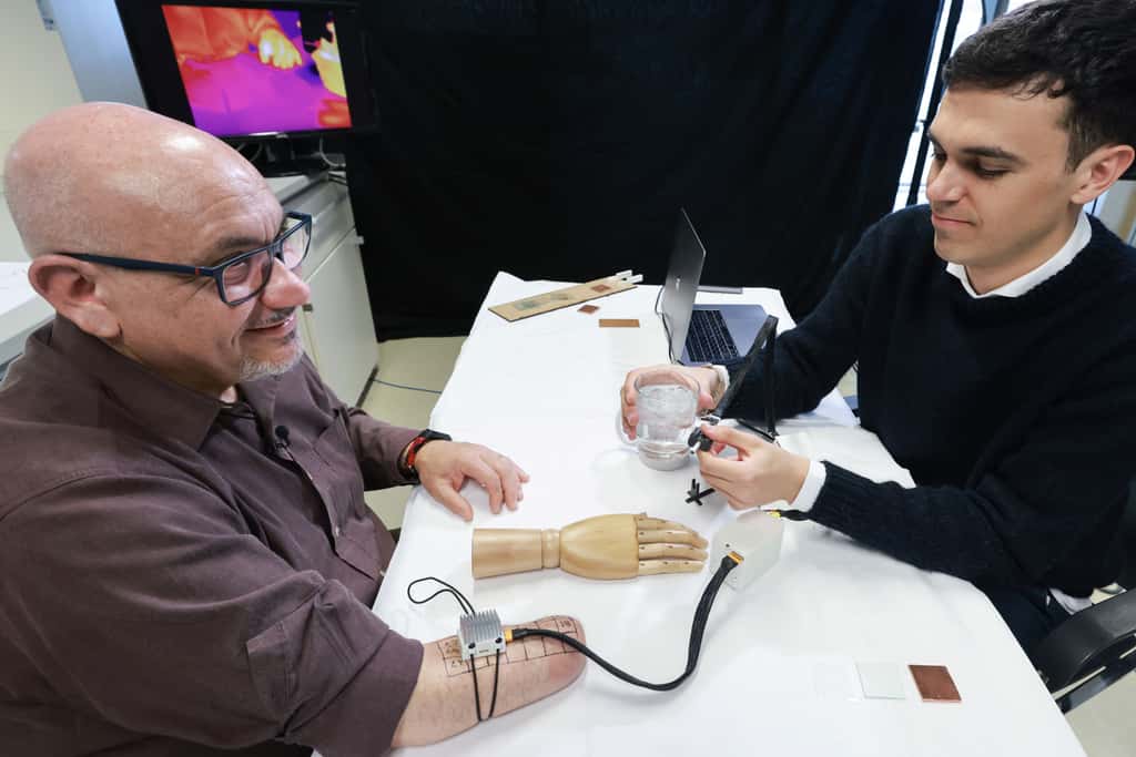 Un patient de la main ayant participé aux tests avec le MiniTouch. © EPFL