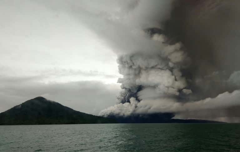 Activité surtseyenne du Krakatau le 26 décembre 2018. Notez l'imposant panache blanc, principalement constitué d'eau. © STR, AFP 