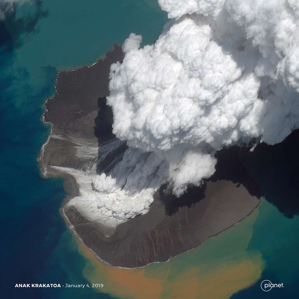 Les panaches de fumée du volcan Anak Krakatau en Indonésie ont culminé à plus de 15 kilomètres d'altitude. © 2019 Planet Labs, Inc.