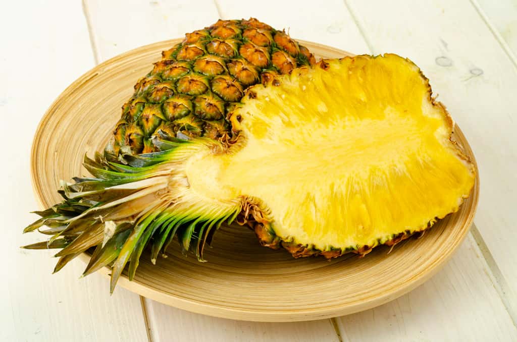  L’ananas est la source de bromélaïne, mélange d’enzymes protéolytiques qui facilitent la digestion. © ArtCookStudio, Adobe Stock