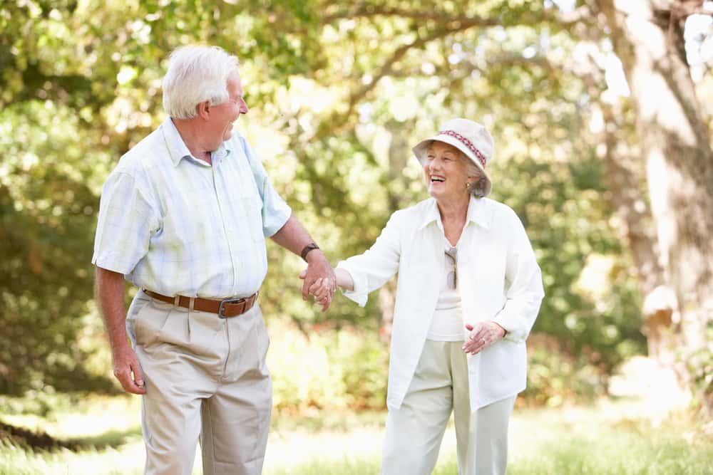 La marche aurait des effets positifs sur la santé des personnes âgées de plus de 75 ans. D'autres activités comme le jardinage ou la natation sont également bénéfiques. ©Monkey Business Images, shutterstock.com