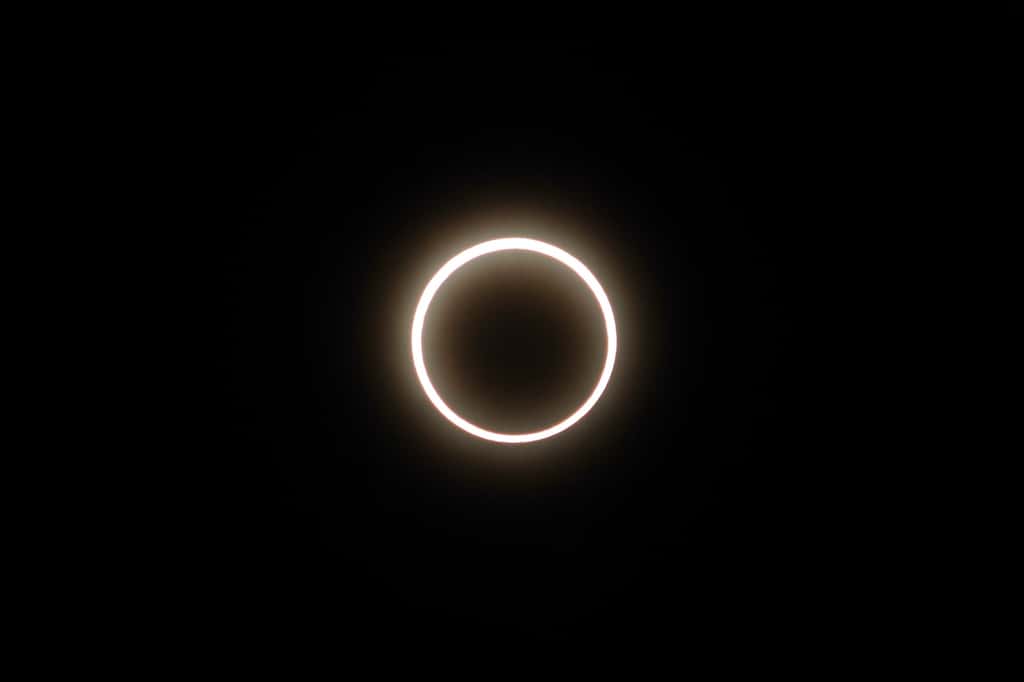 Vue d'un « anneau de feu » entourant le disque lunaire lors d'une éclipse solaire annulaire. © Bairi, Pixabay