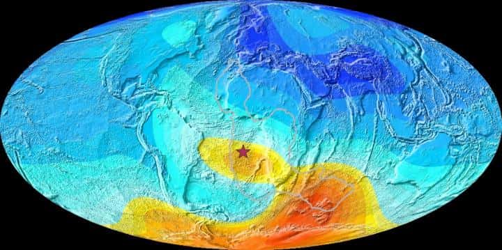 Une carte de la Terre montrant l'écart actuel par rapport à la direction attendue du champ magnétique. Les écarts importants sont en jaune-orange et les petits écarts sont en bleu. L'étoile est l'île Sainte-Hélène, qui est au cœur de l'anomalie. La ligne grise montre le contour de la zone sismique qui est plus chaude que le reste du manteau. © Dr Yael Engbers, université de Liverpool