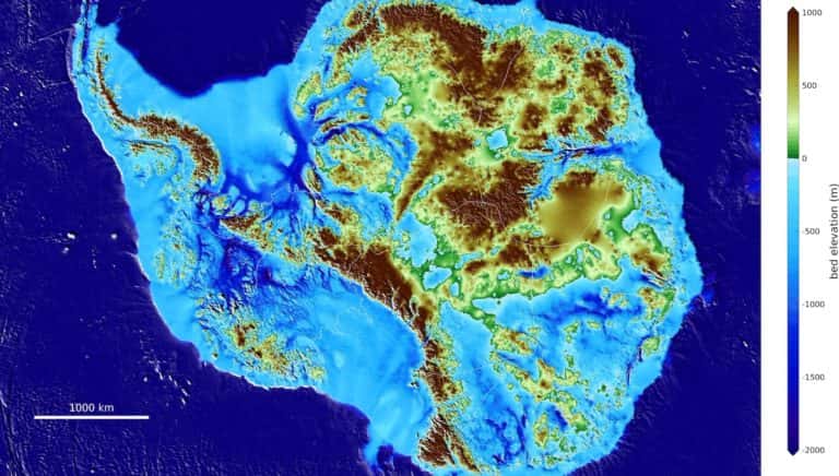La carte produite par les chercheurs de l'Université de Californie qui détaille la surface accidentée du continent de glace. © Mathieu Morlighem, UCI