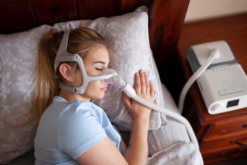  Des dispositifs à pression positive continue permettent de retrouver un sommeil de qualité. © Hope, Adobe Stock