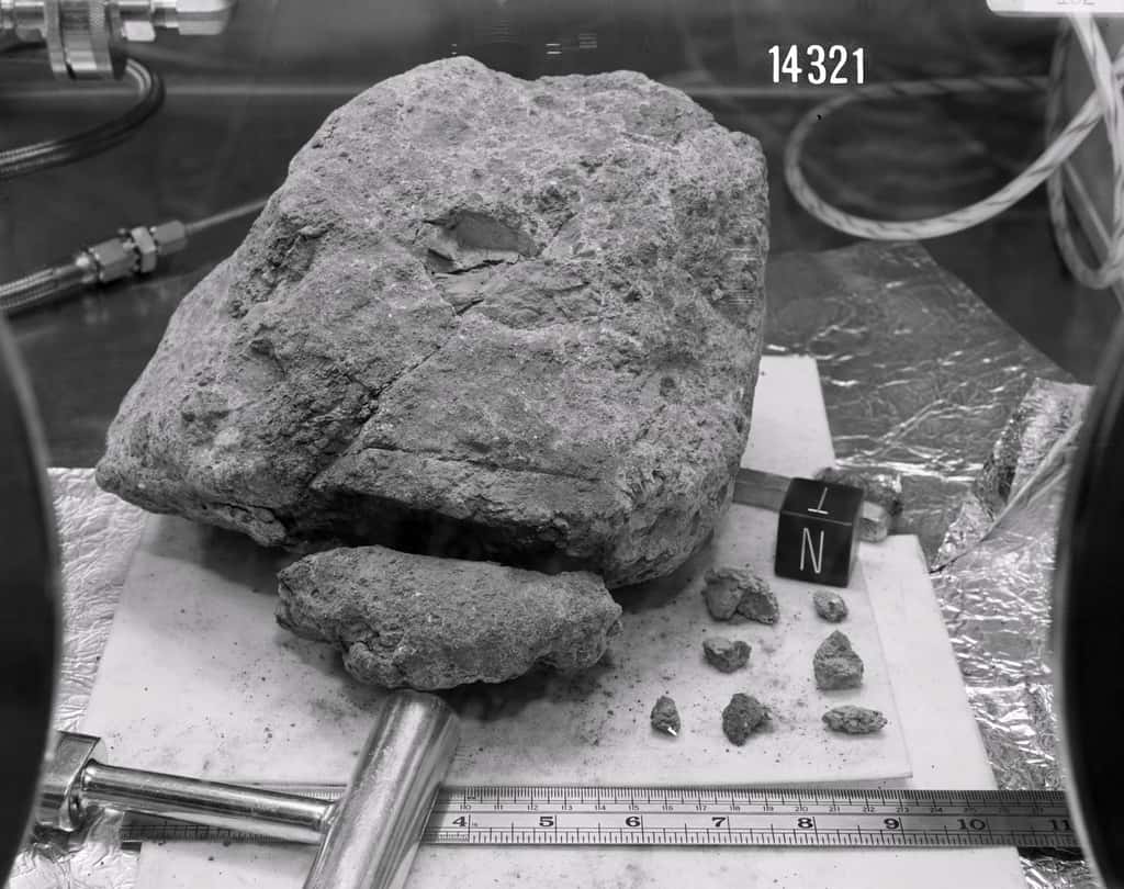 La roche lunaire 14321 est la plus grosse ramenée lors de la mission Apollo 14. Elle a reçu le surnom de « <em>Big Berta </em>» et pesait environ 9 kg. C’est la troisième plus grosse roche ramenée par le programme Apollo. © Nasa