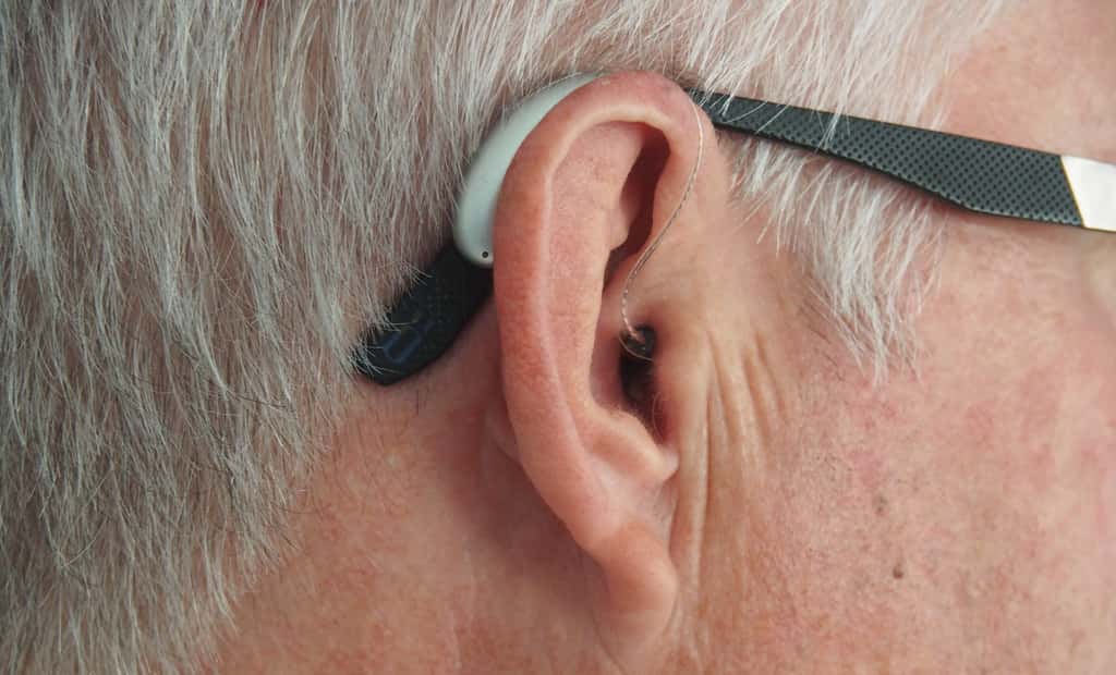 Les appareils auditifs permettent de corriger certains problèmes d'audition. © Mark Paton, Unspalsh