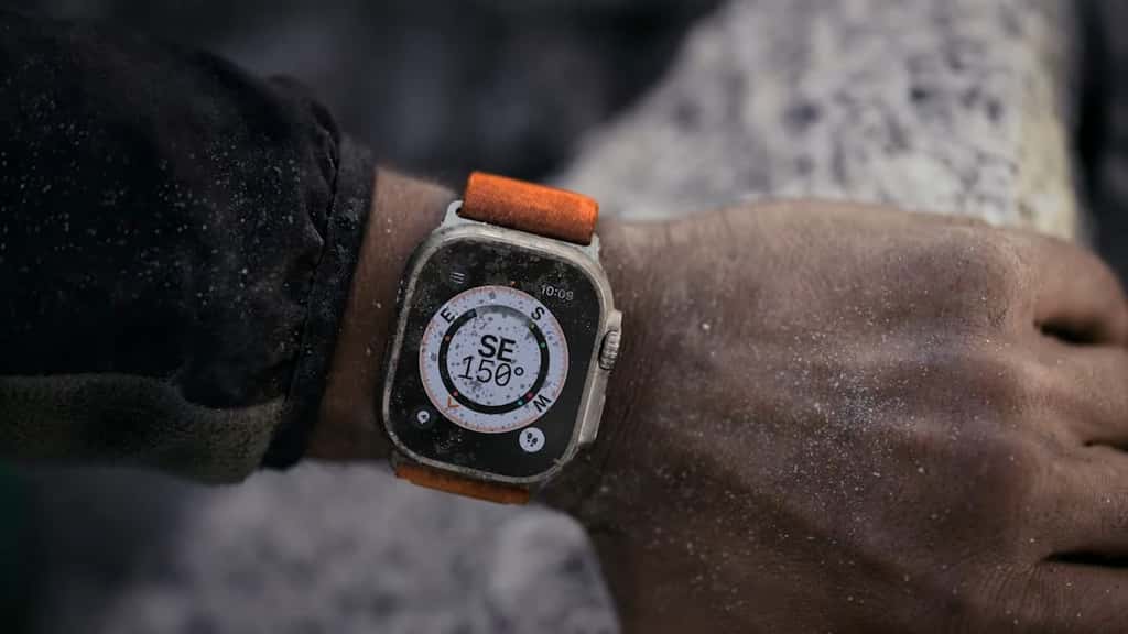 Avec sa coque en titane, son verre de saphir, son GPS amélioré et sa boussole, l’Apple Watch Ultra est la montre ultime pour les baroudeurs qui ont les moyens… © Apple