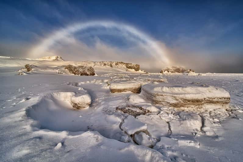 Arc-en-ciel vaporeux en Antarctique. © Jose Lambert