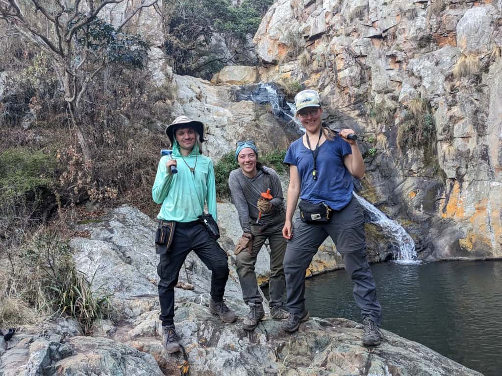 Nadja Drabon, avec ses étudiants David Madrigal Trejo et Öykü Mete, lors de travaux de terrain en Afrique du Sud. © Nadja Drabon