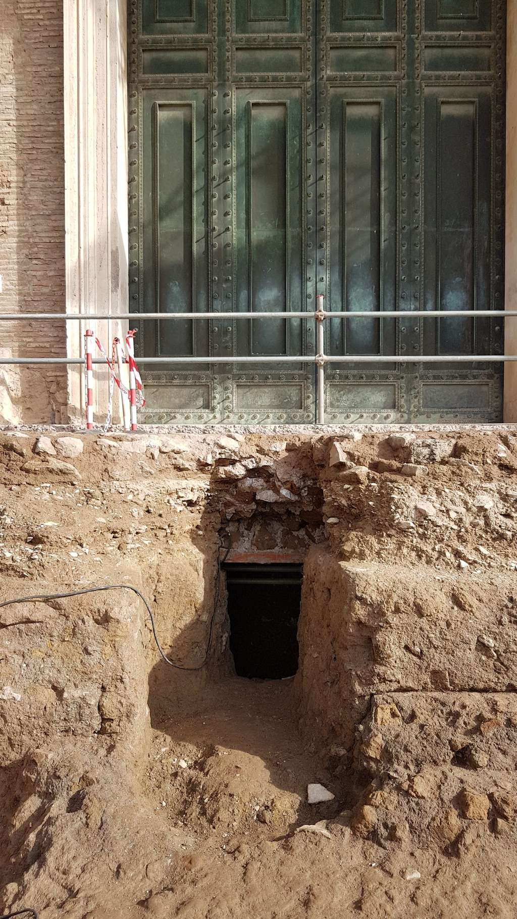 L'entrée d'un tombeau qui pourrait être celui de Romulus, le roi fondateur de Rome. © Handout, <em>Archaeological park of the Colosseum</em>, Parcolosseo, AFP