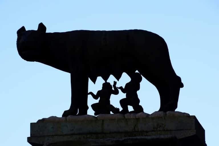 La louve du capitole (<em>Lupa Capitolina</em>), sculpture en bronze représentant une louve nourrissant les deux frères jumeaux, Romulus et Remus, située près du capitole, à Rome. © Vincenzo Pinto, AFP, Archives 