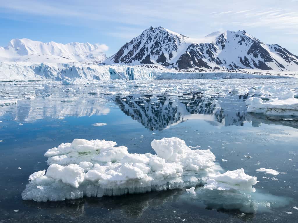 Au Groenland, l'accélération du dérèglement climatique provoque un phénomène étonnant : la naissance de petites îles qui étaient jusqu'ici emprisonnées sous la glace. © Incredible Arctic, Adobe Stock